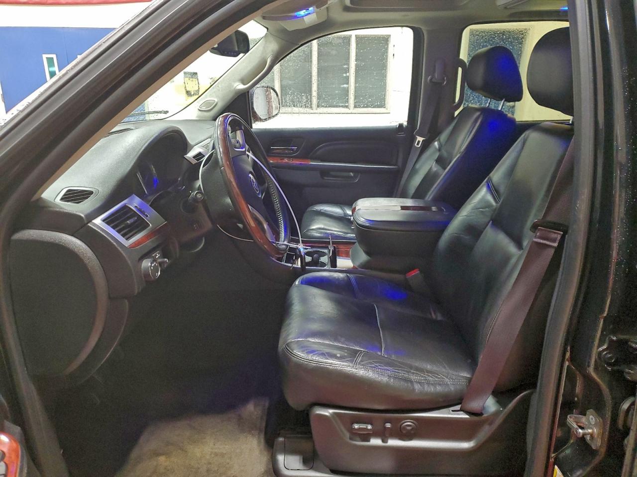 2011 CADILLAC ESCALADE LUXURY photo 7