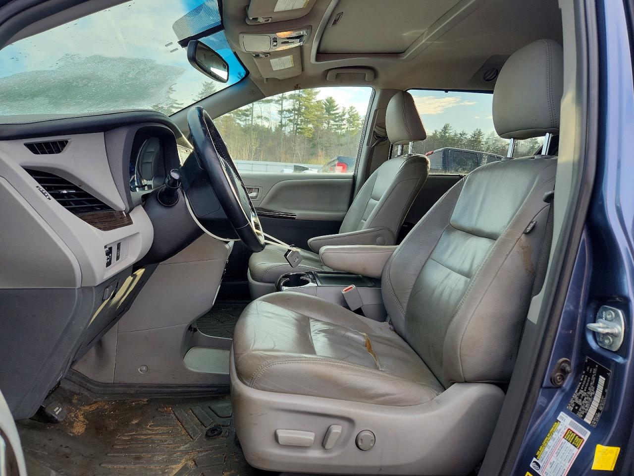 2015 TOYOTA SIENNA XLE photo 7