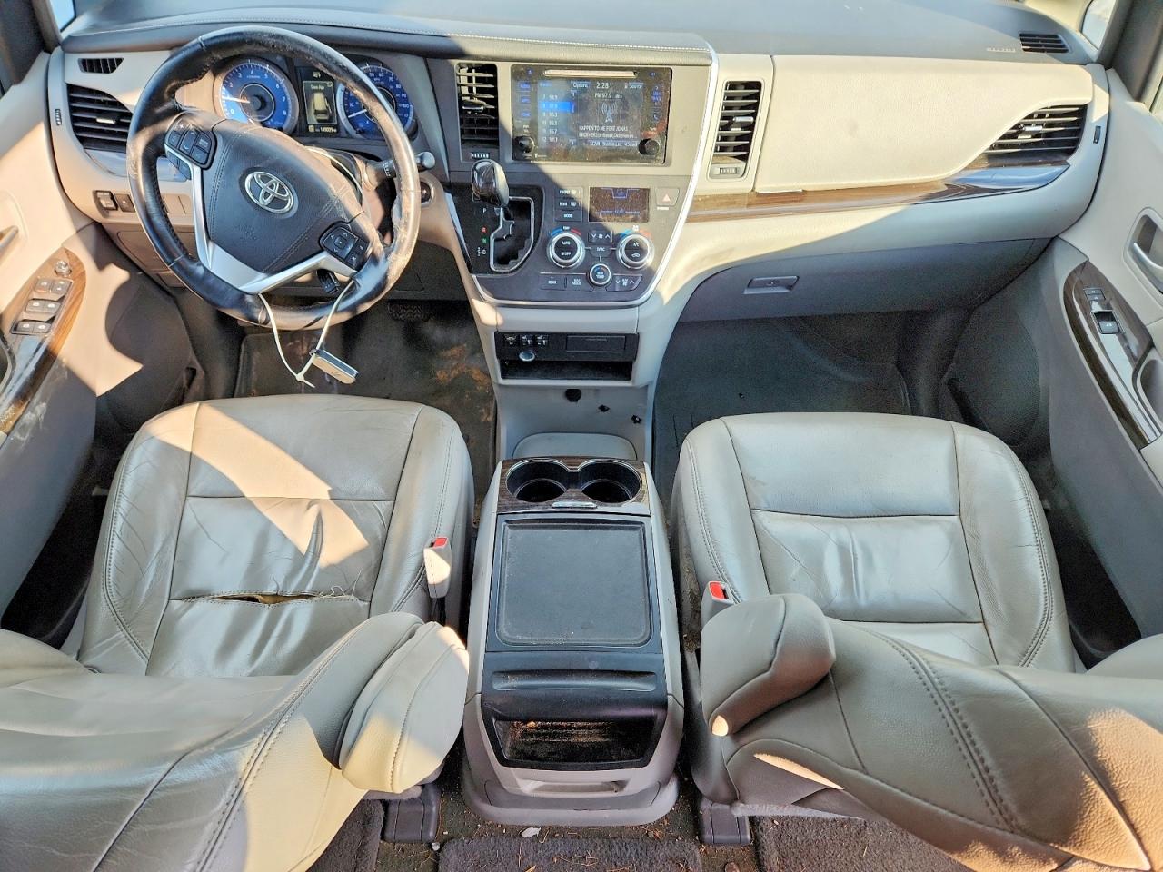 2015 TOYOTA SIENNA XLE photo 8
