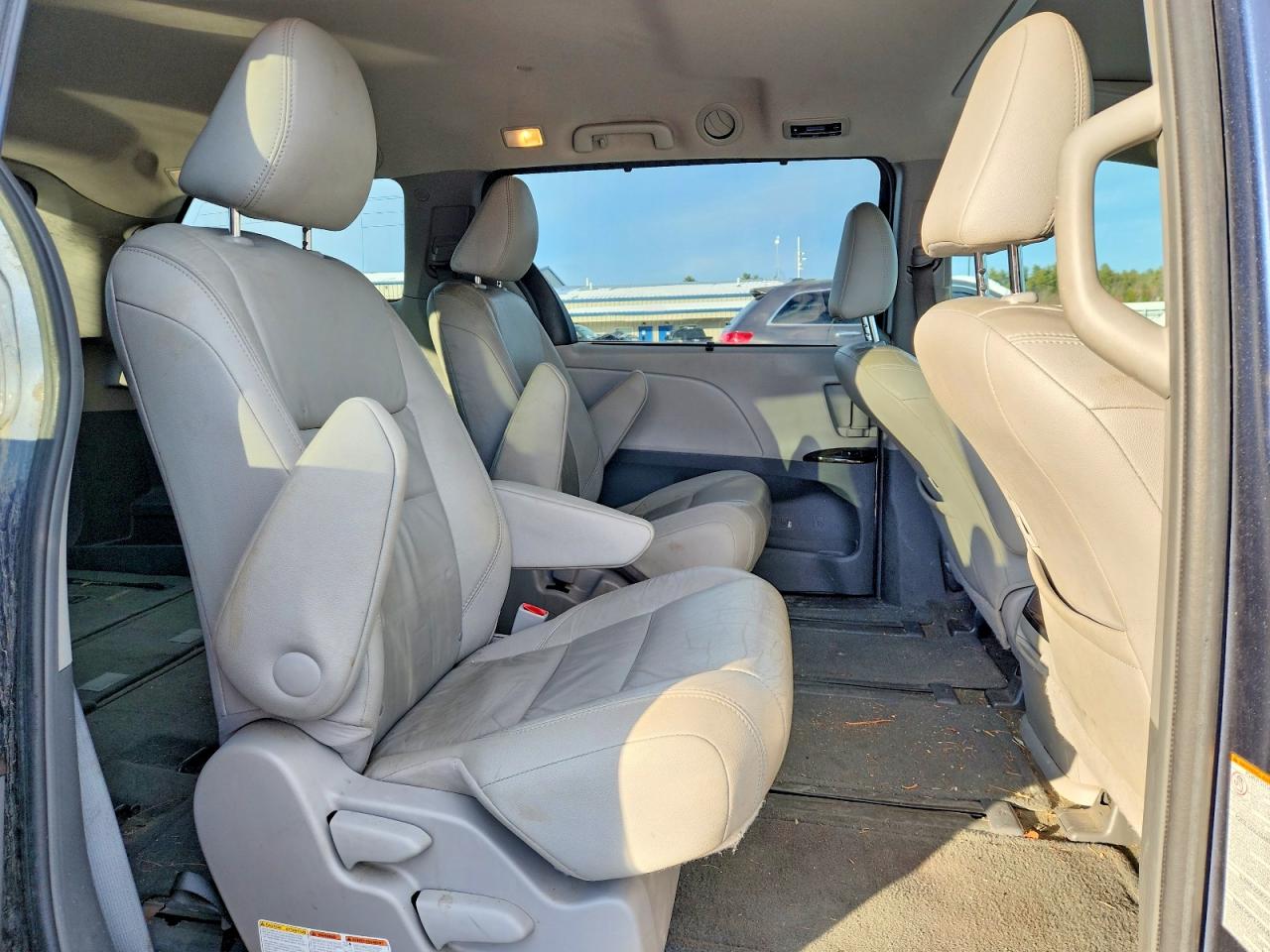 2015 TOYOTA SIENNA XLE photo 11