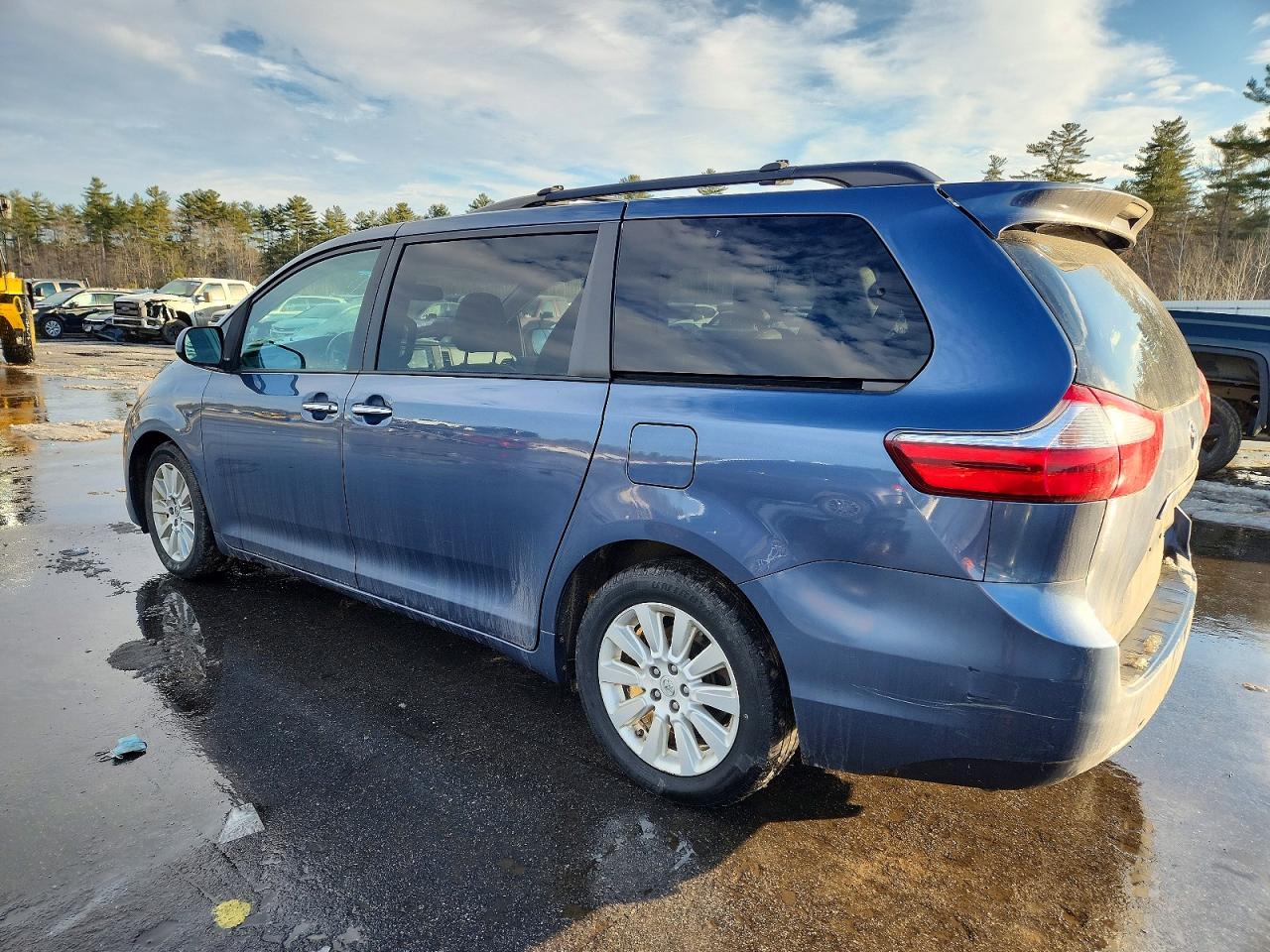 2015 TOYOTA SIENNA XLE photo 2