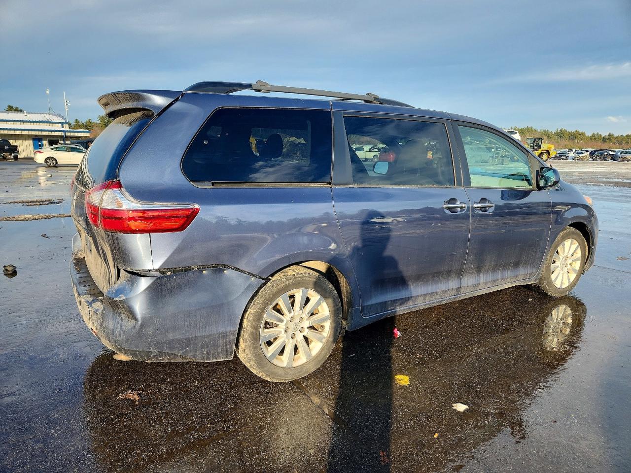 2015 TOYOTA SIENNA XLE photo 3