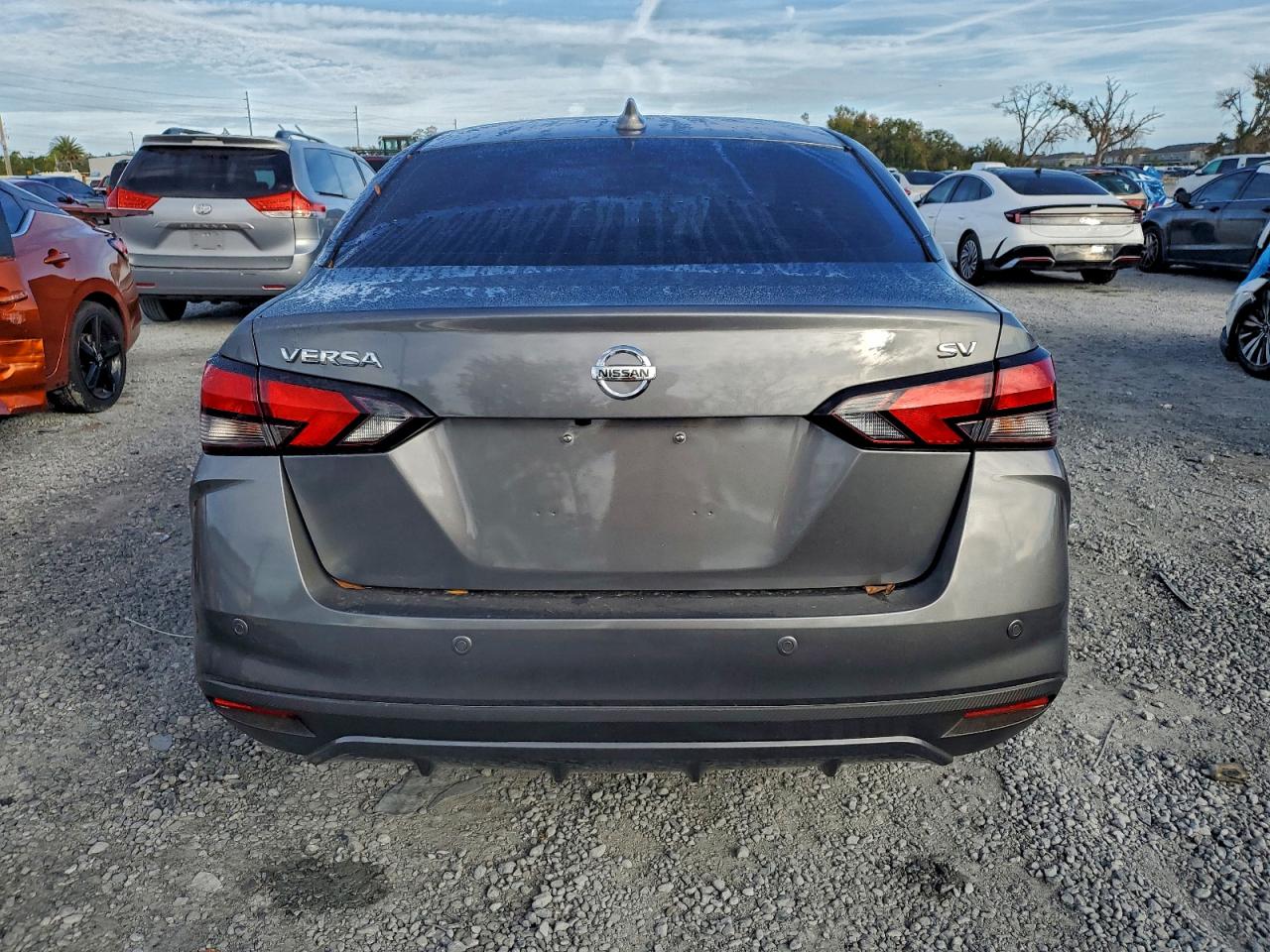 2020 NISSAN VERSA SV photo 6