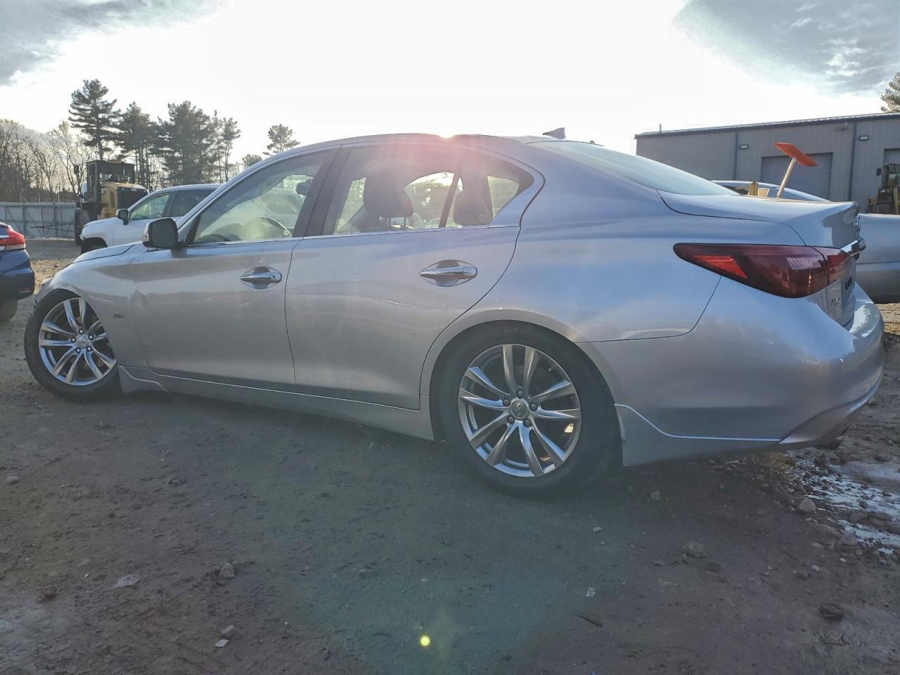 2018 INFINITI Q50 LUXE photo 2