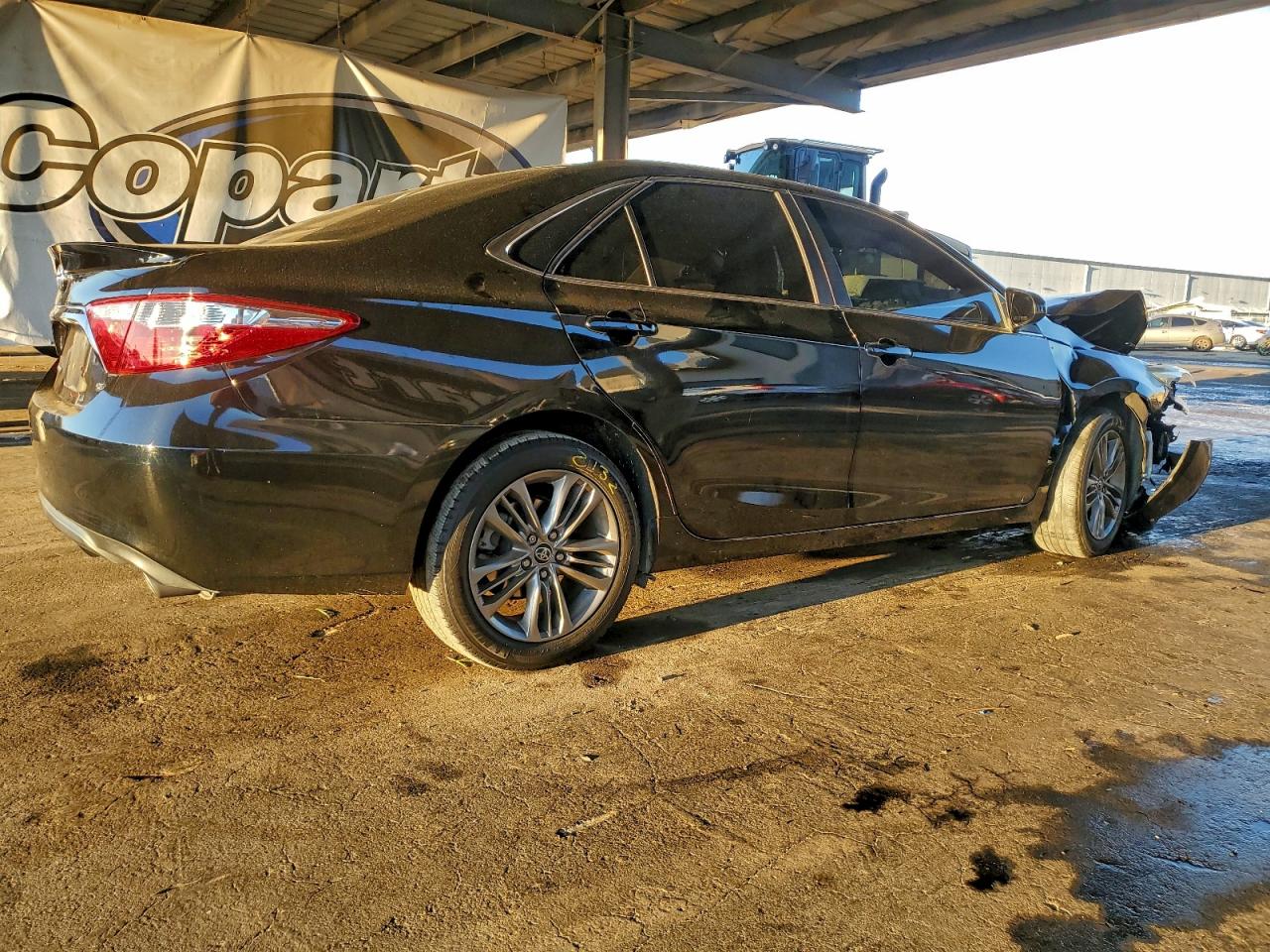 2015 TOYOTA CAMRY LE photo 3