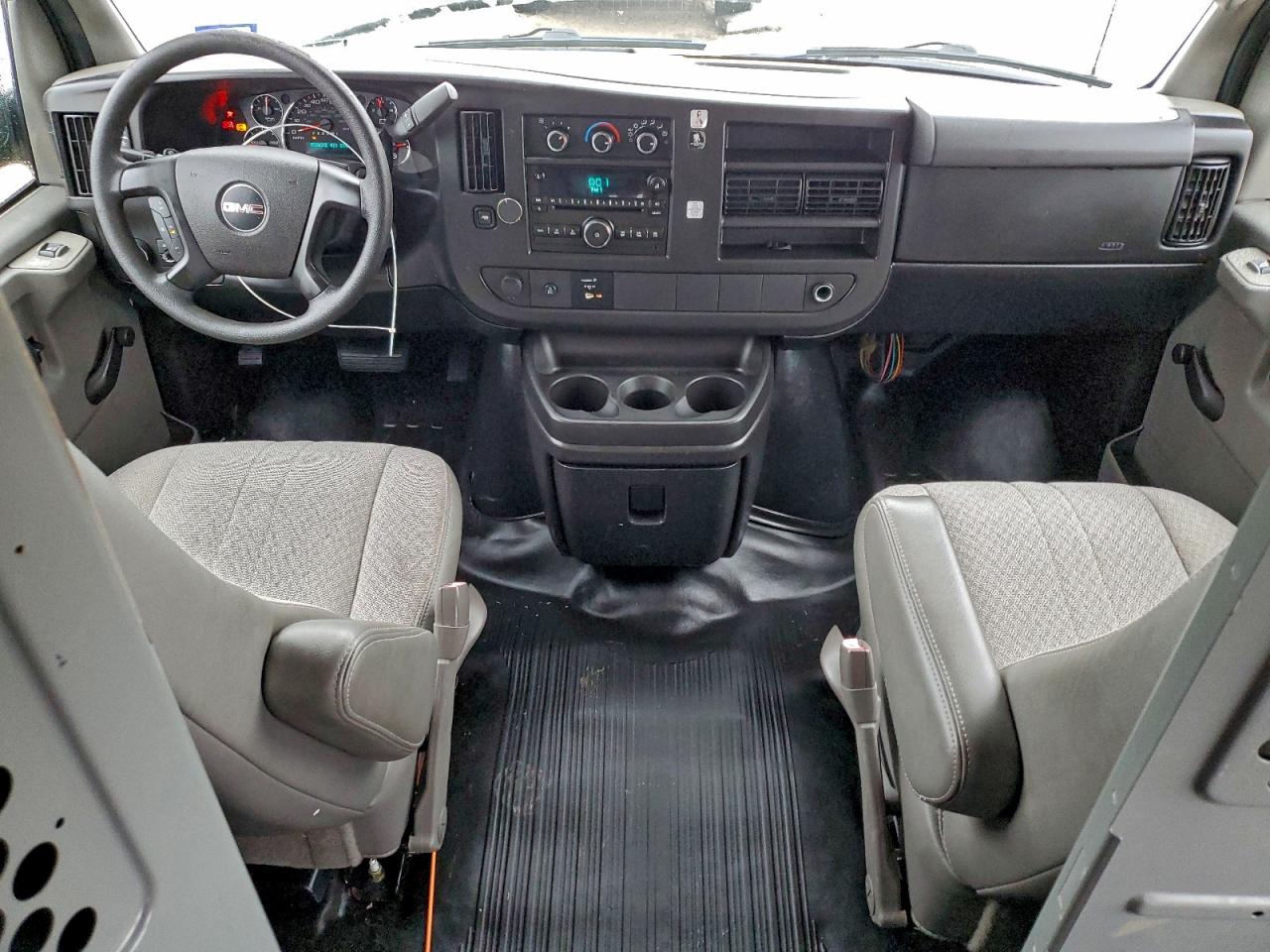2013 GMC SAVANA G2500 photo 8