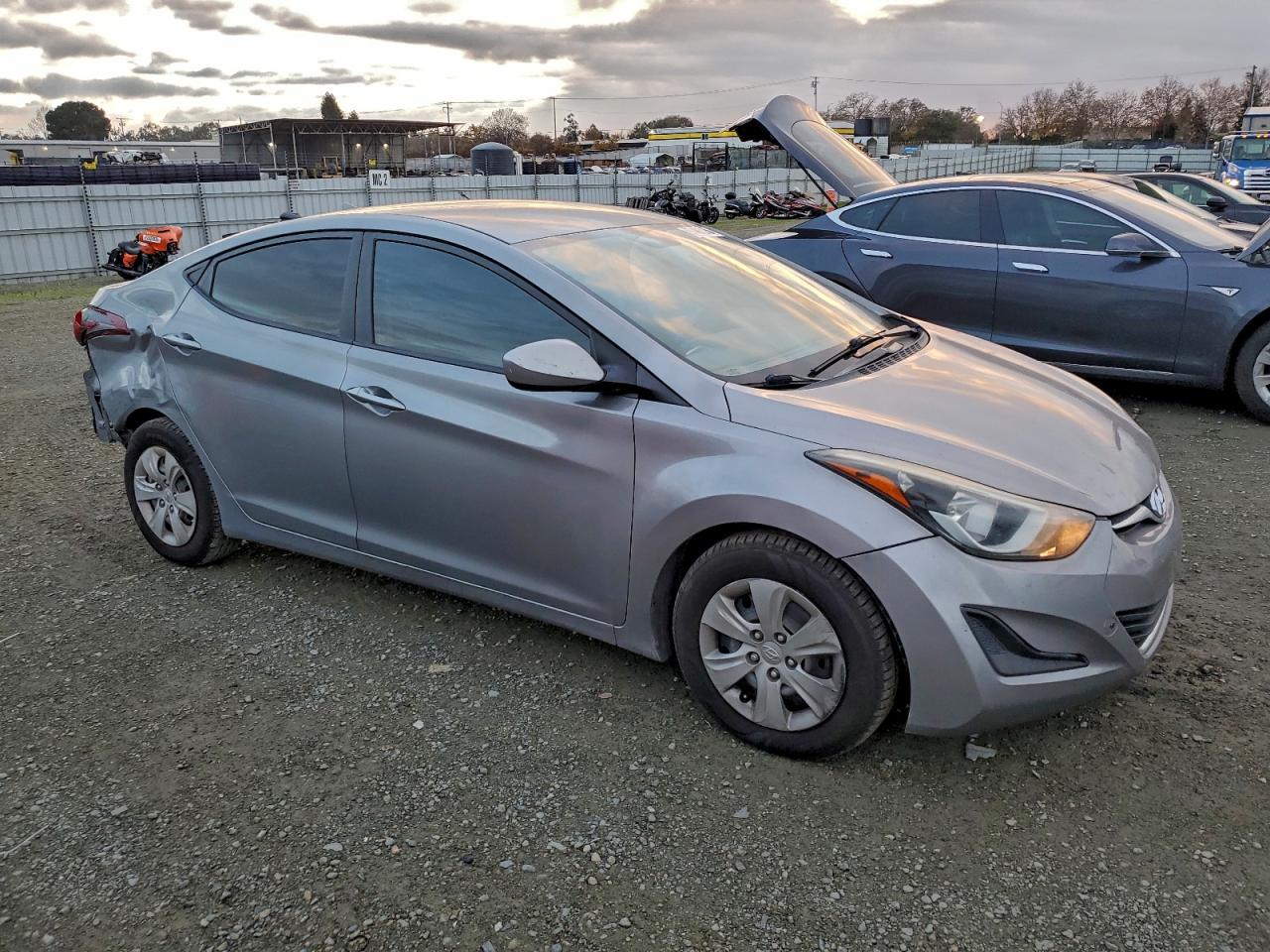 2016 HYUNDAI ELANTRA SE photo 4