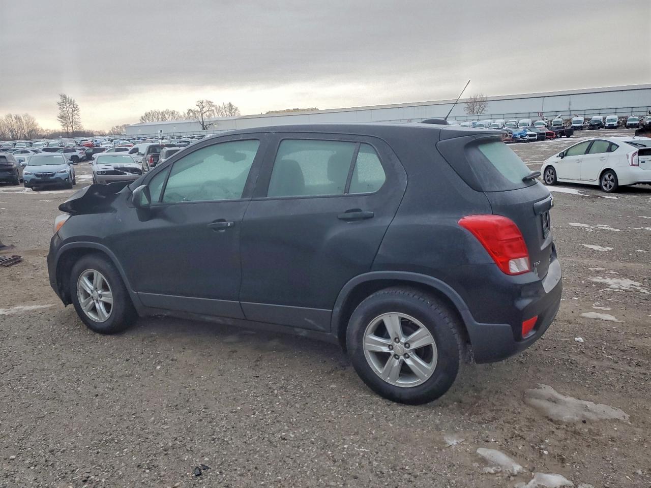 2019 CHEVROLET TRAX LS photo 2