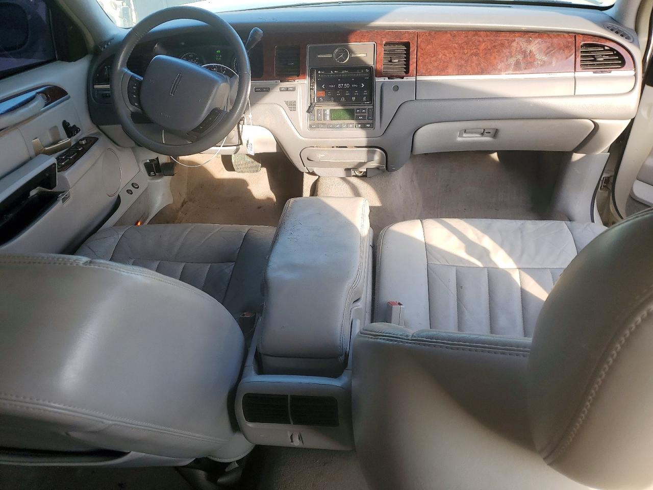 2006 LINCOLN TOWN CAR SIGNATURE photo 8