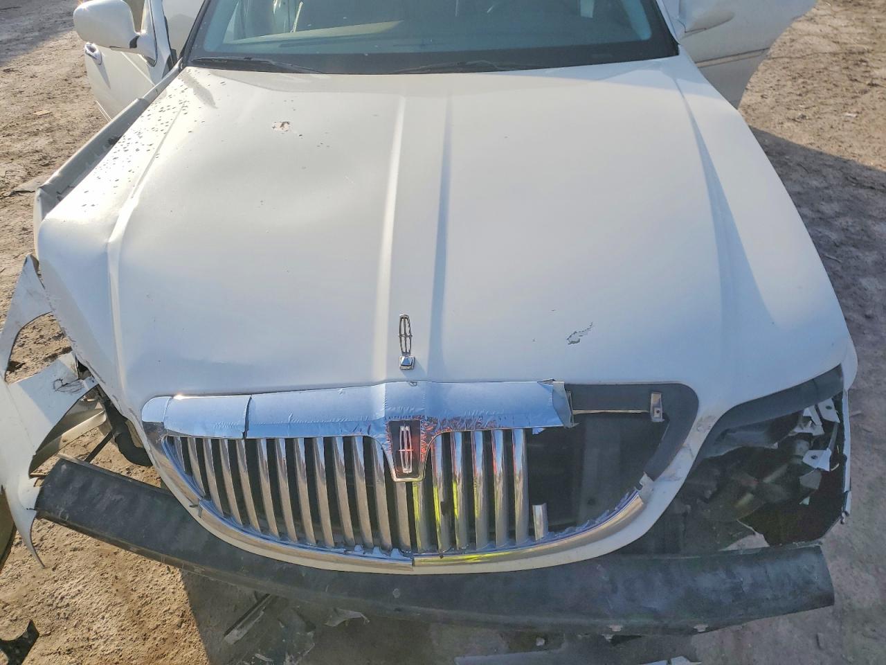 2006 LINCOLN TOWN CAR SIGNATURE photo 11