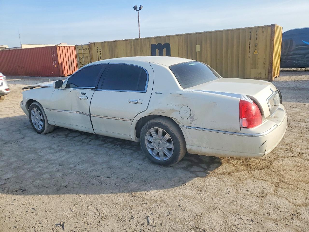 2006 LINCOLN TOWN CAR SIGNATURE photo 2