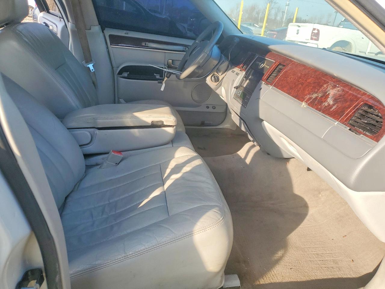 2006 LINCOLN TOWN CAR SIGNATURE photo 7