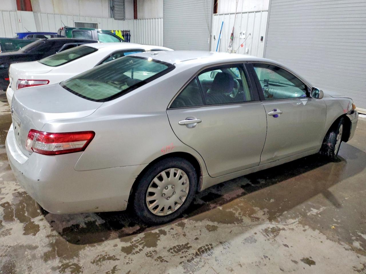 2010 TOYOTA CAMRY photo 3