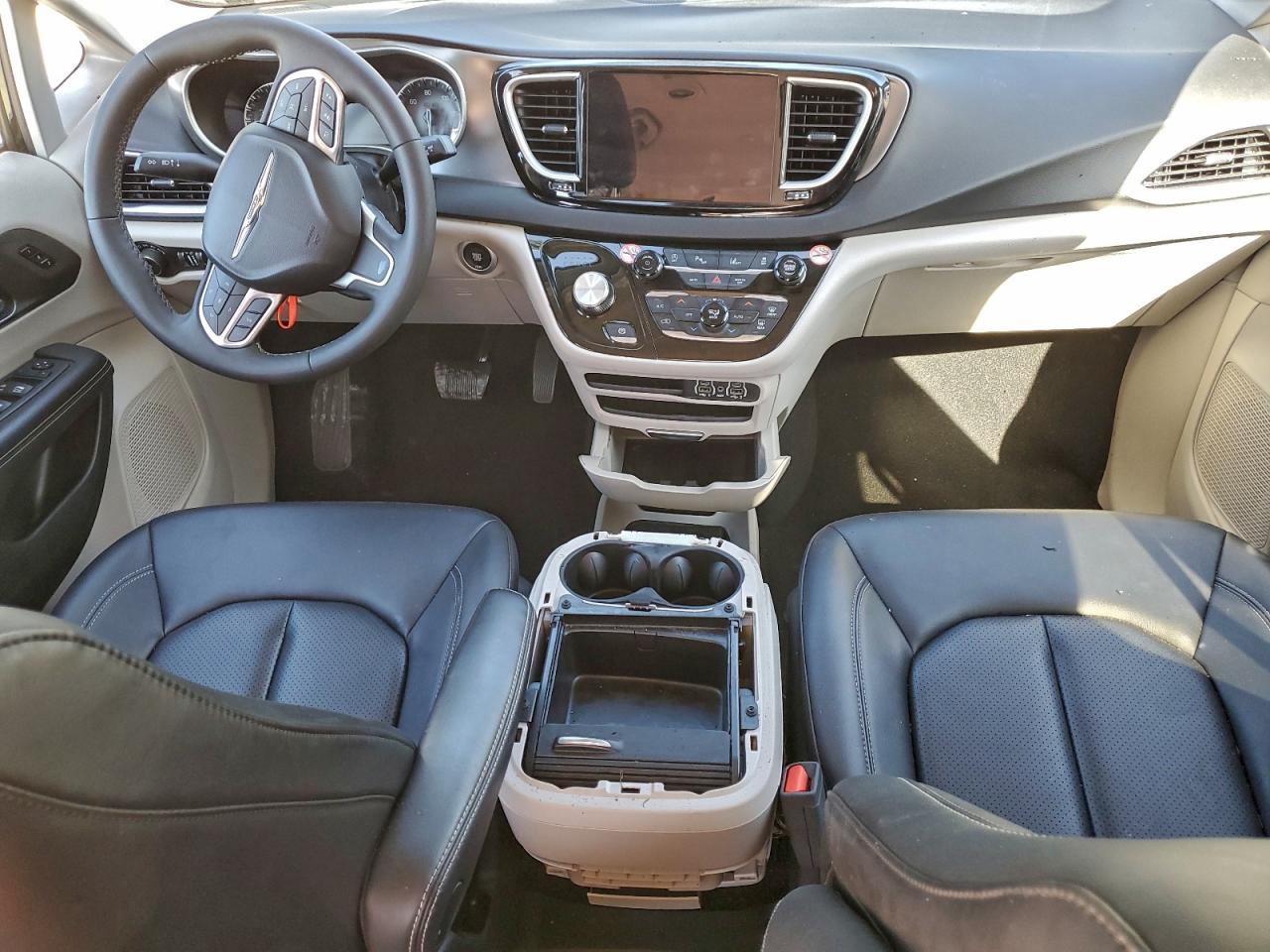 2024 CHRYSLER PACIFICA TOURING L photo 8