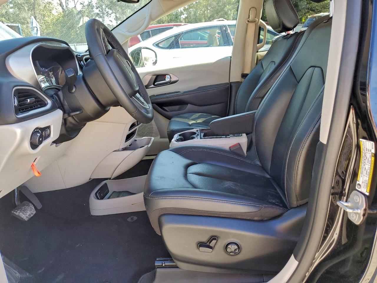 2024 CHRYSLER PACIFICA TOURING L photo 7