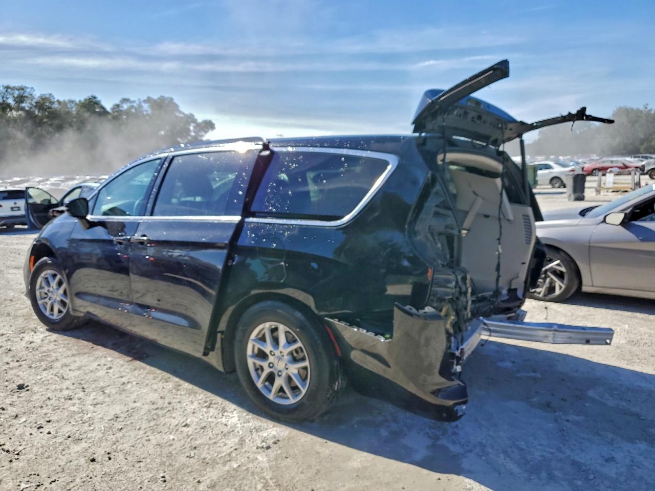 2024 CHRYSLER PACIFICA TOURING L photo 2
