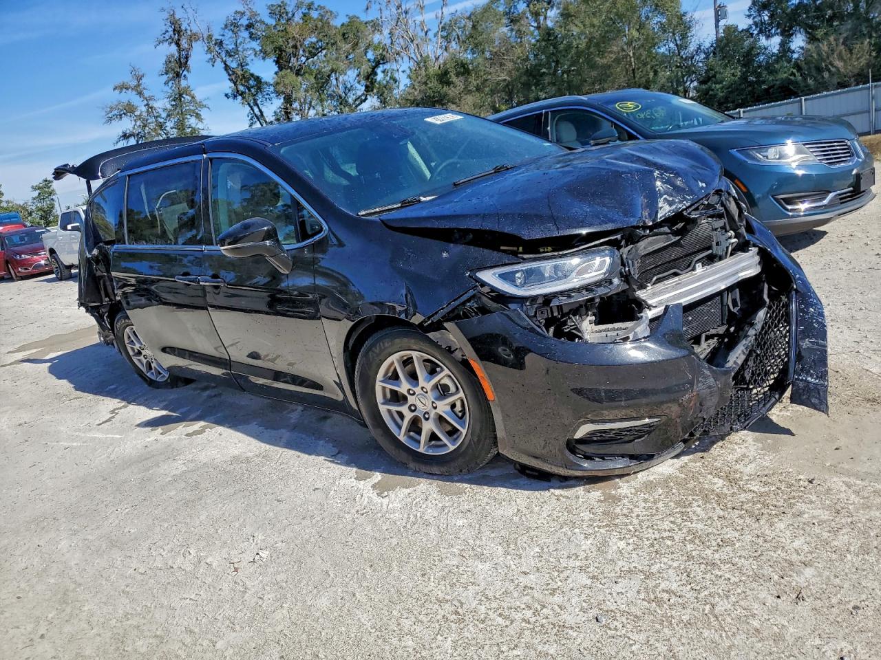 2024 CHRYSLER PACIFICA TOURING L photo 4