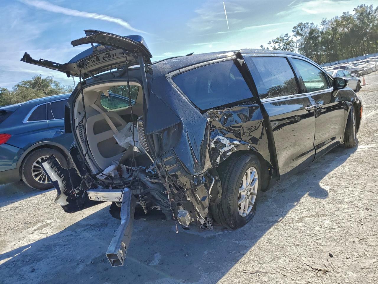 2024 CHRYSLER PACIFICA TOURING L photo 3