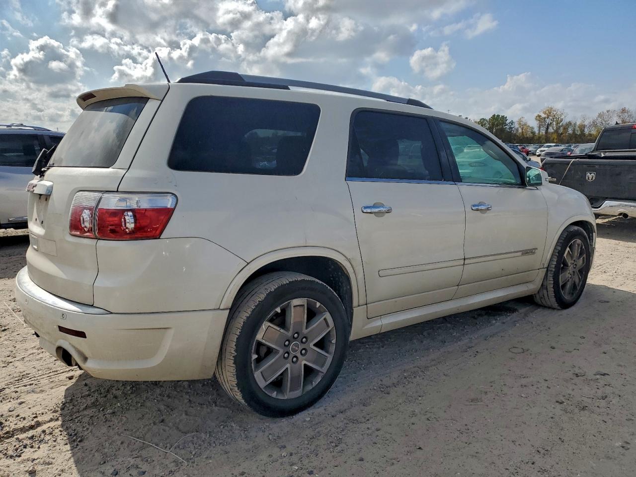 2011 GMC ACADIA photo 3