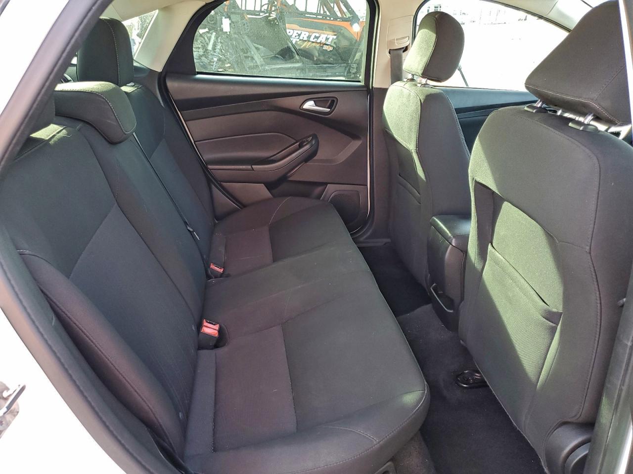 2017 FORD FOCUS SE photo 10