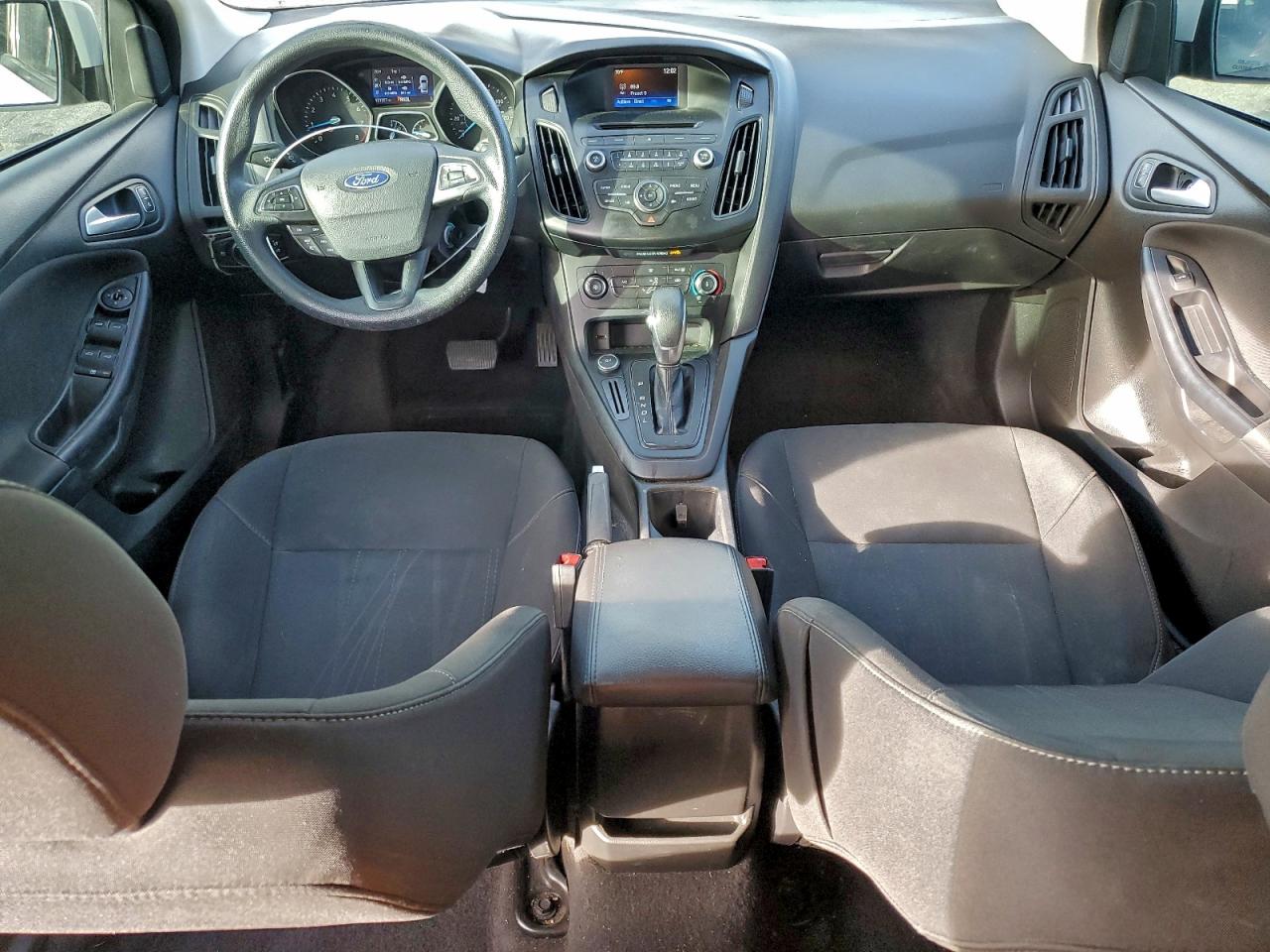 2017 FORD FOCUS SE photo 8