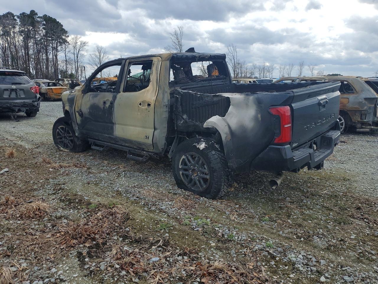 2025 TOYOTA TACOMA DOUBLE CAB photo 2