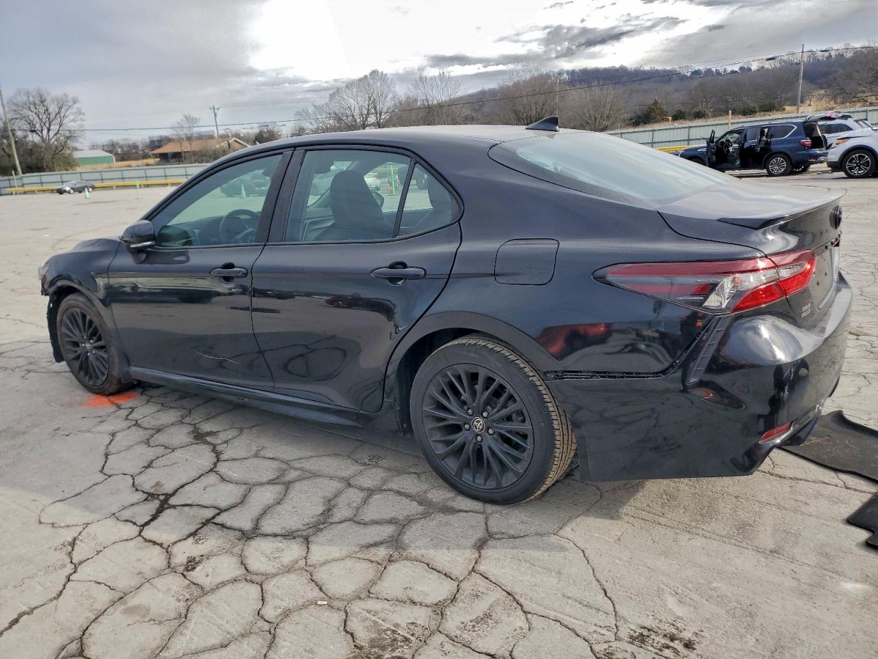 2022 TOYOTA CAMRY SE photo 2