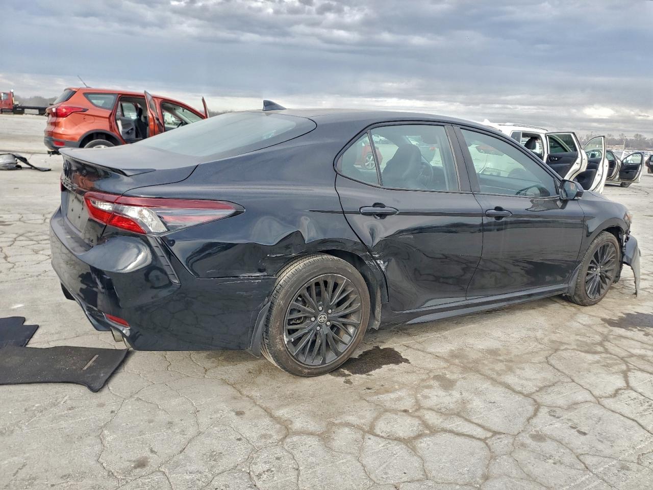 2022 TOYOTA CAMRY SE photo 3