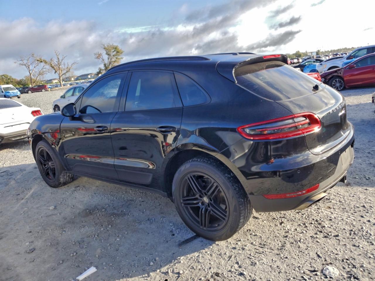 2018 PORSCHE MACAN photo 2
