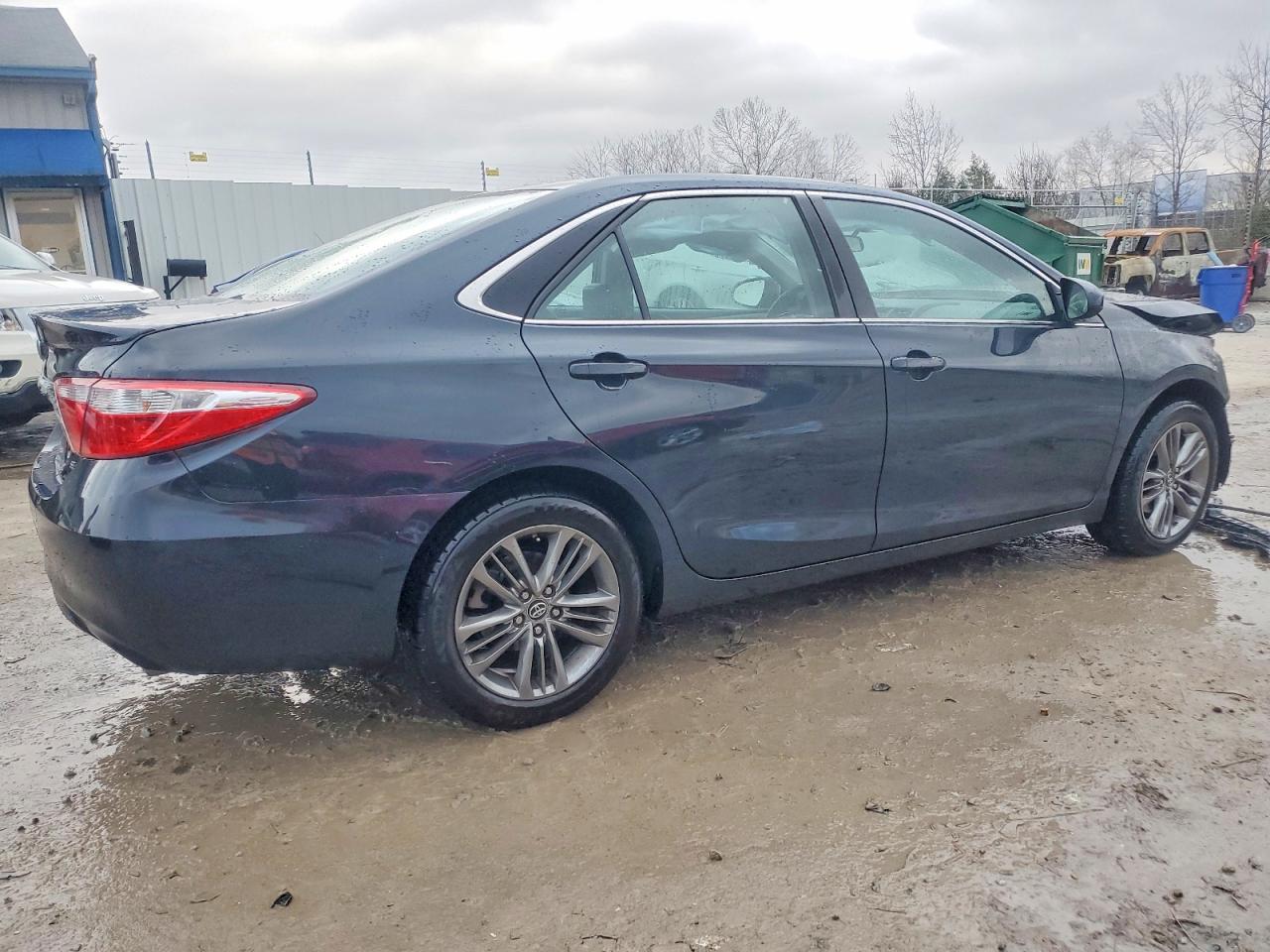 2016 TOYOTA CAMRY SE photo 3