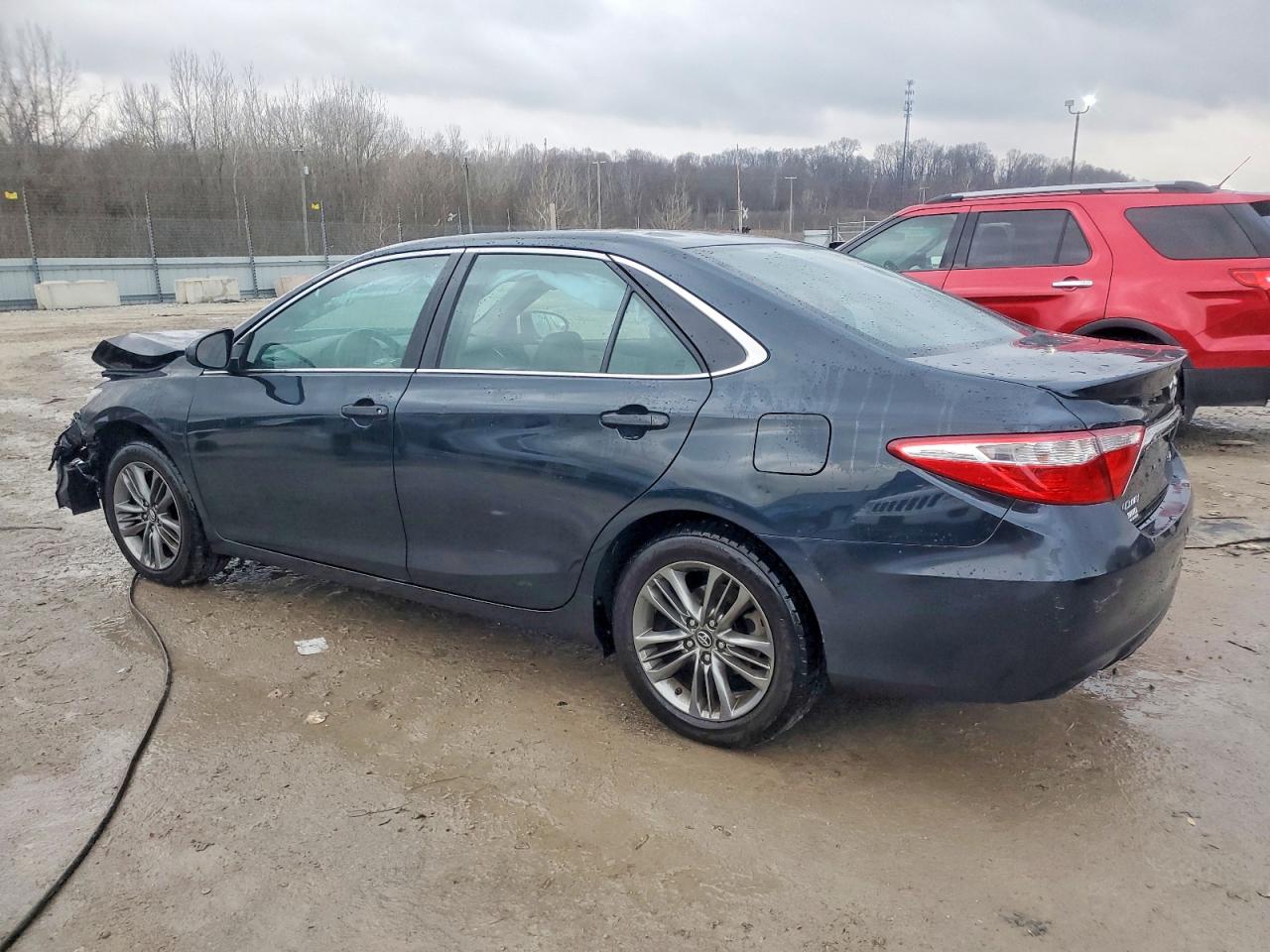 2016 TOYOTA CAMRY SE photo 2