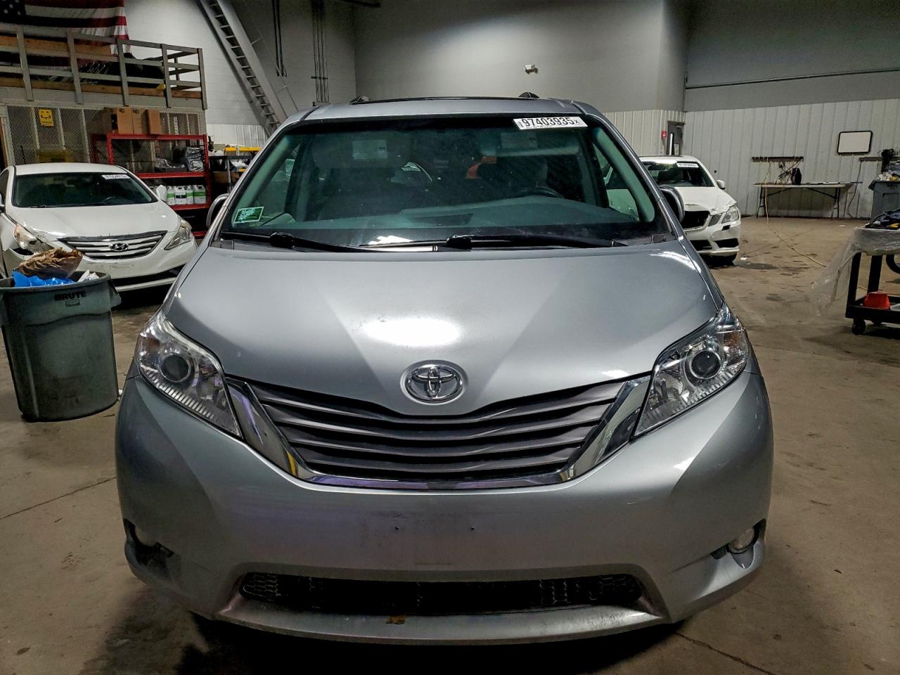 2017 TOYOTA SIENNA XLE photo 5