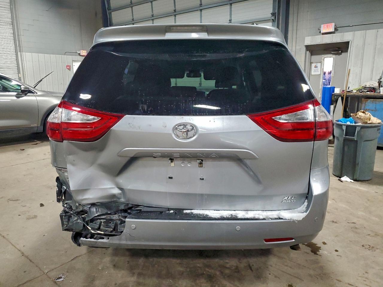 2017 TOYOTA SIENNA XLE photo 6