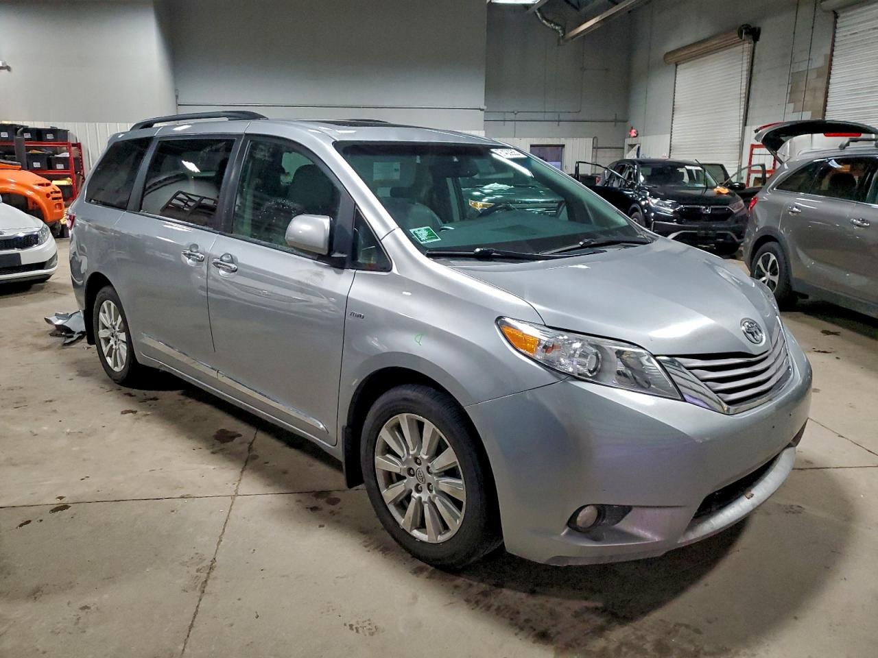 2017 TOYOTA SIENNA XLE photo 4