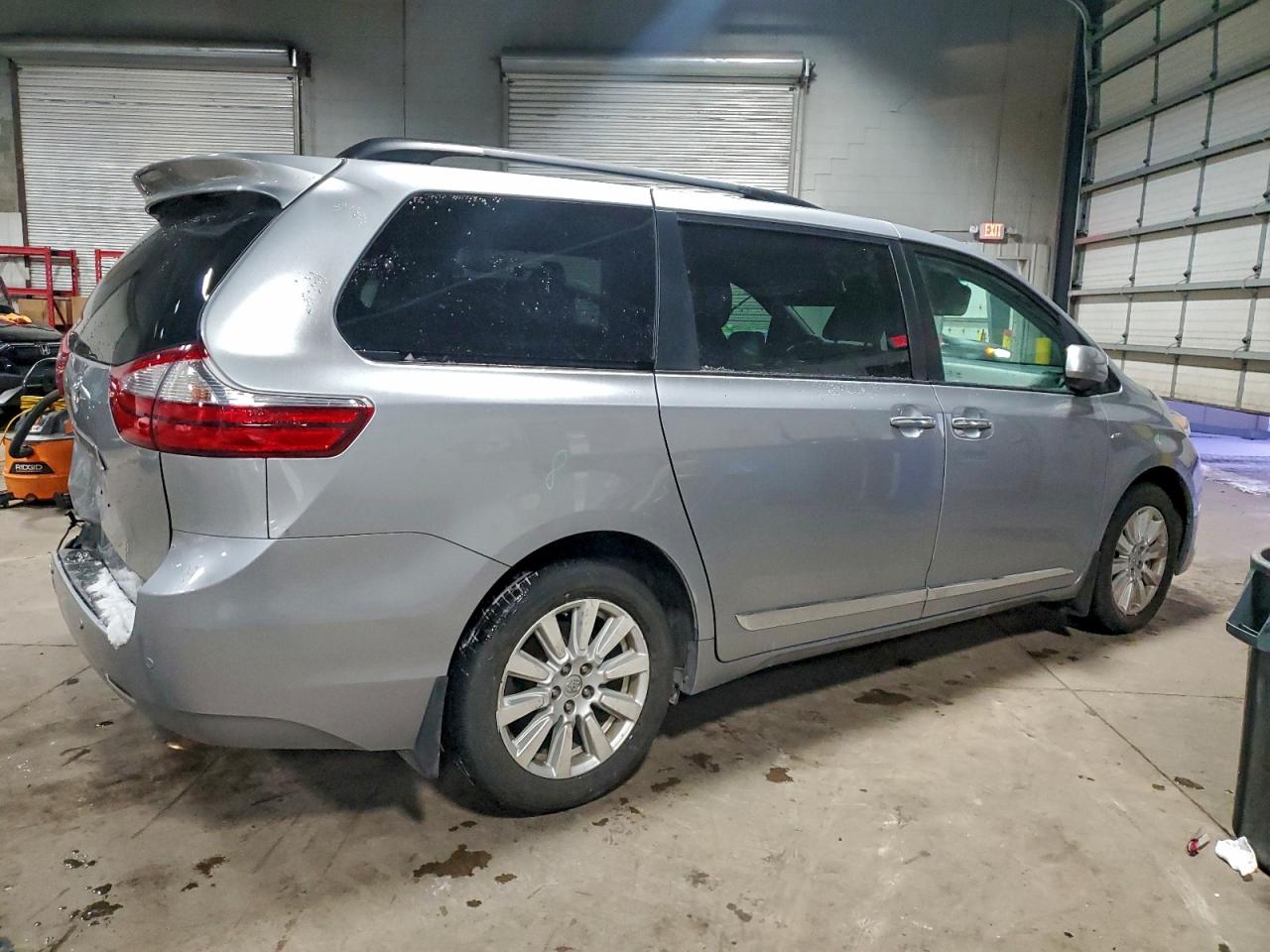2017 TOYOTA SIENNA XLE photo 3
