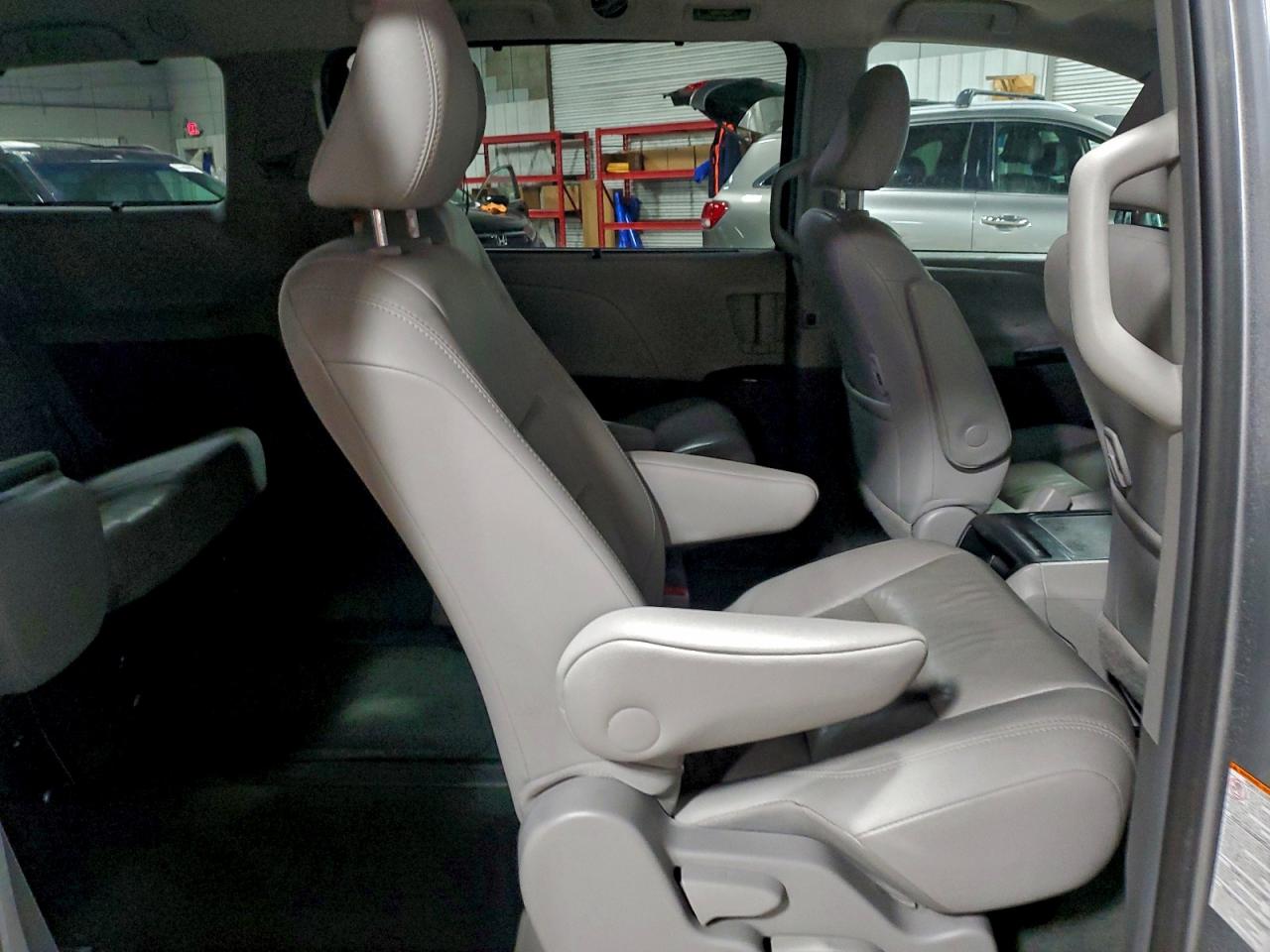 2017 TOYOTA SIENNA XLE photo 11