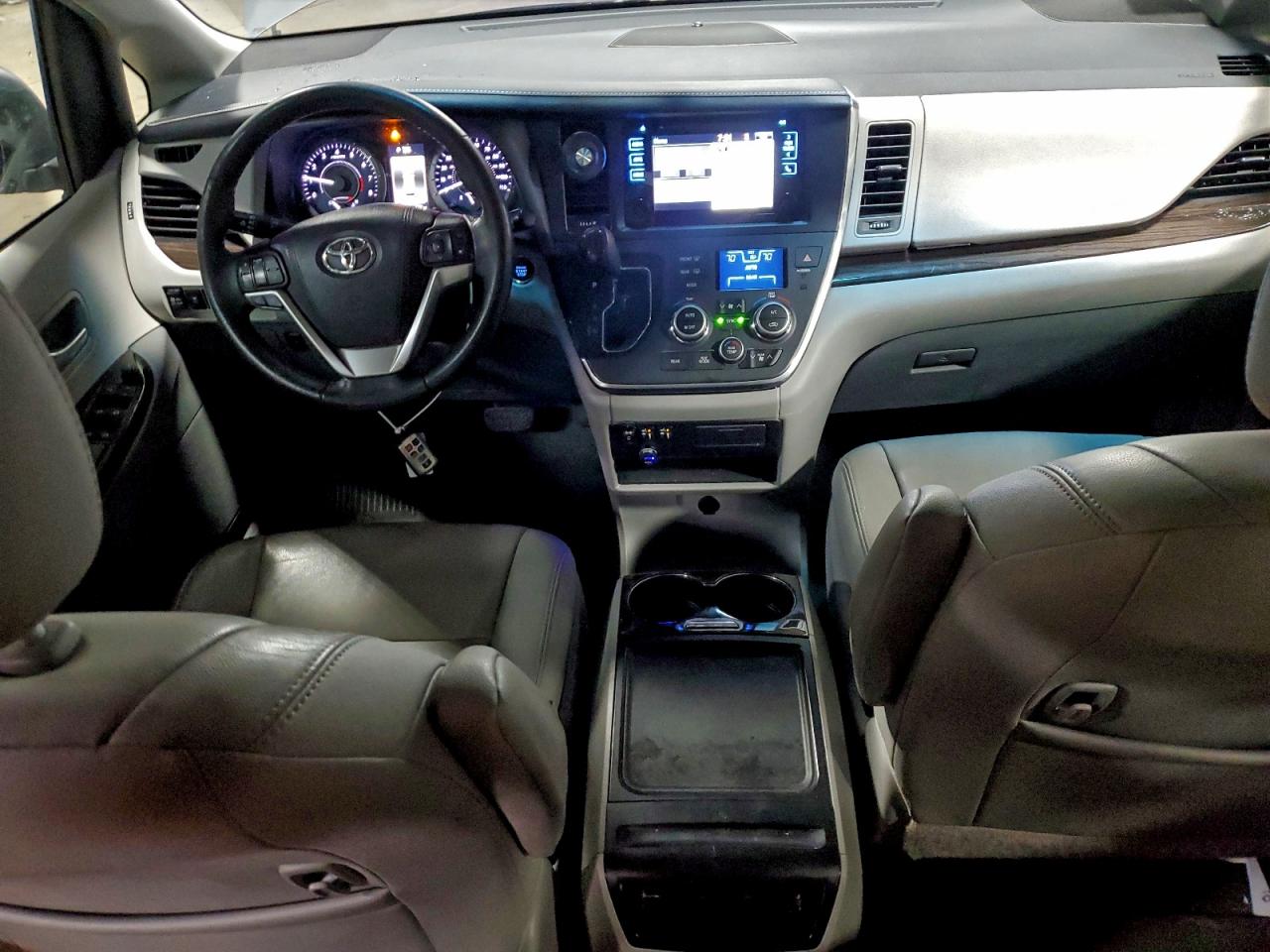2017 TOYOTA SIENNA XLE photo 8
