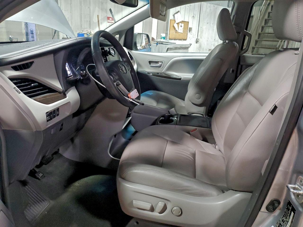 2017 TOYOTA SIENNA XLE photo 7