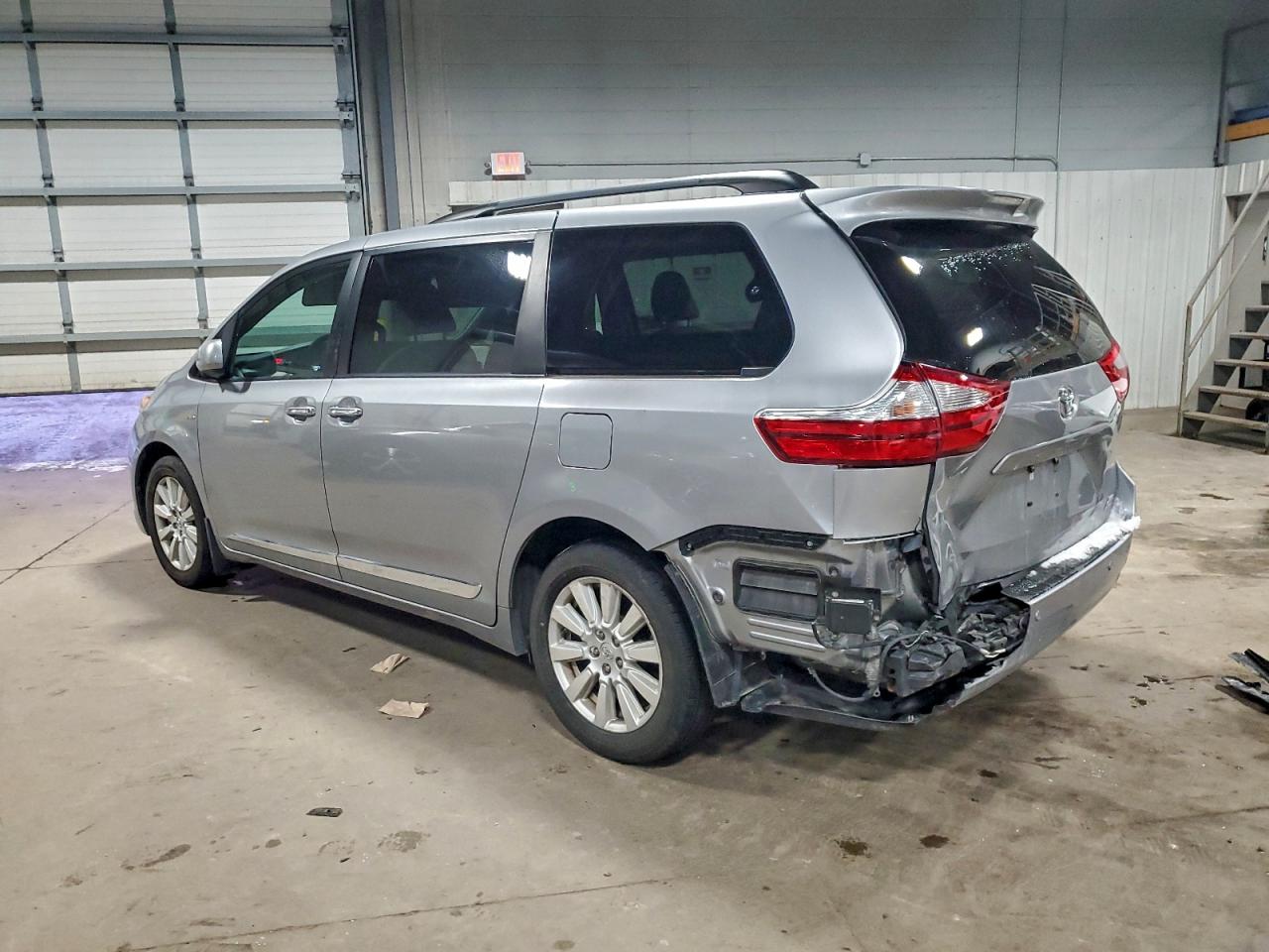 2017 TOYOTA SIENNA XLE photo 2