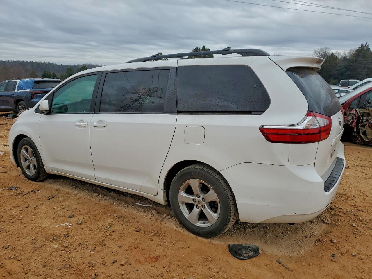 2016 TOYOTA SIENNA LE photo 5