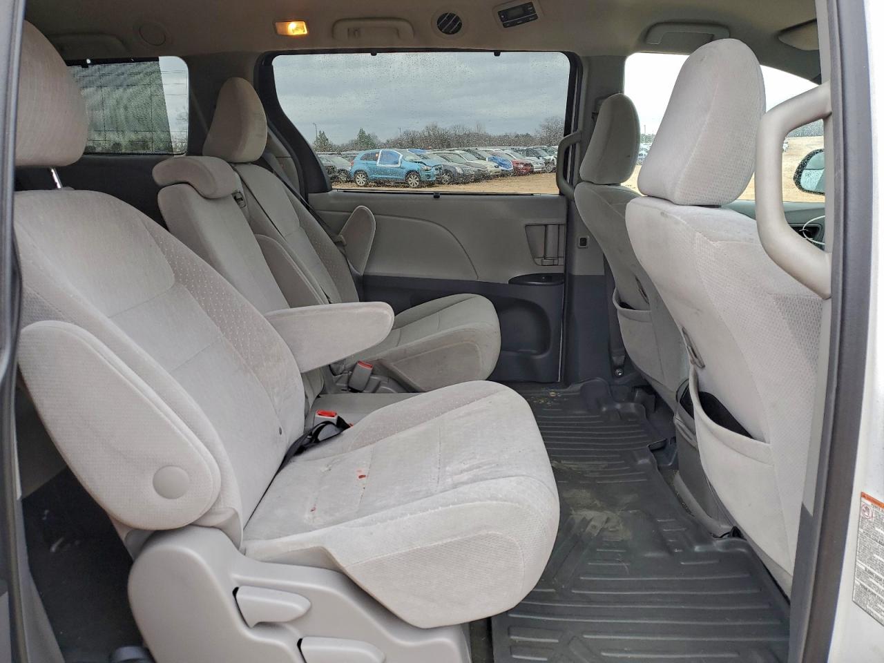 2016 TOYOTA SIENNA LE photo 41