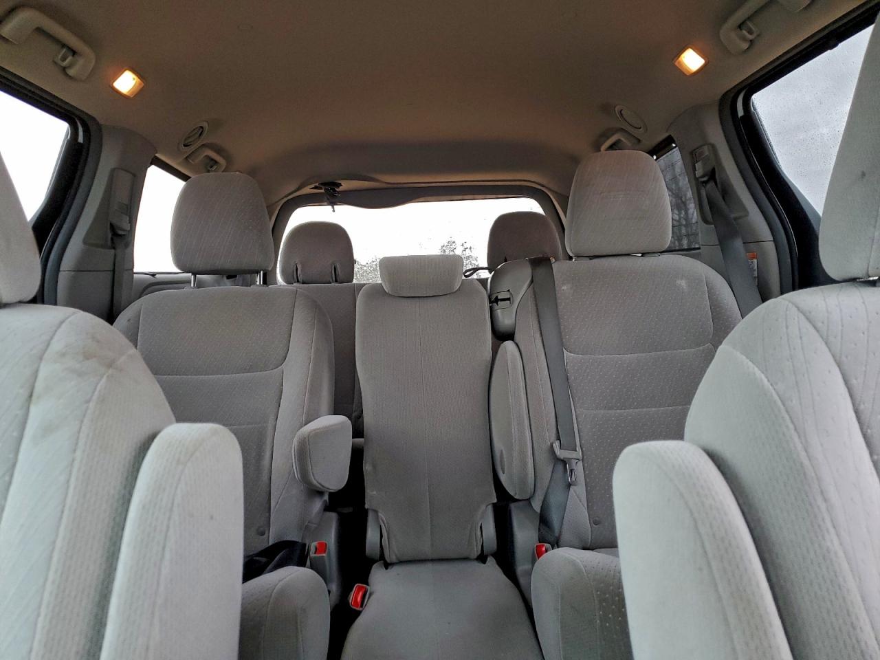 2016 TOYOTA SIENNA LE photo 37