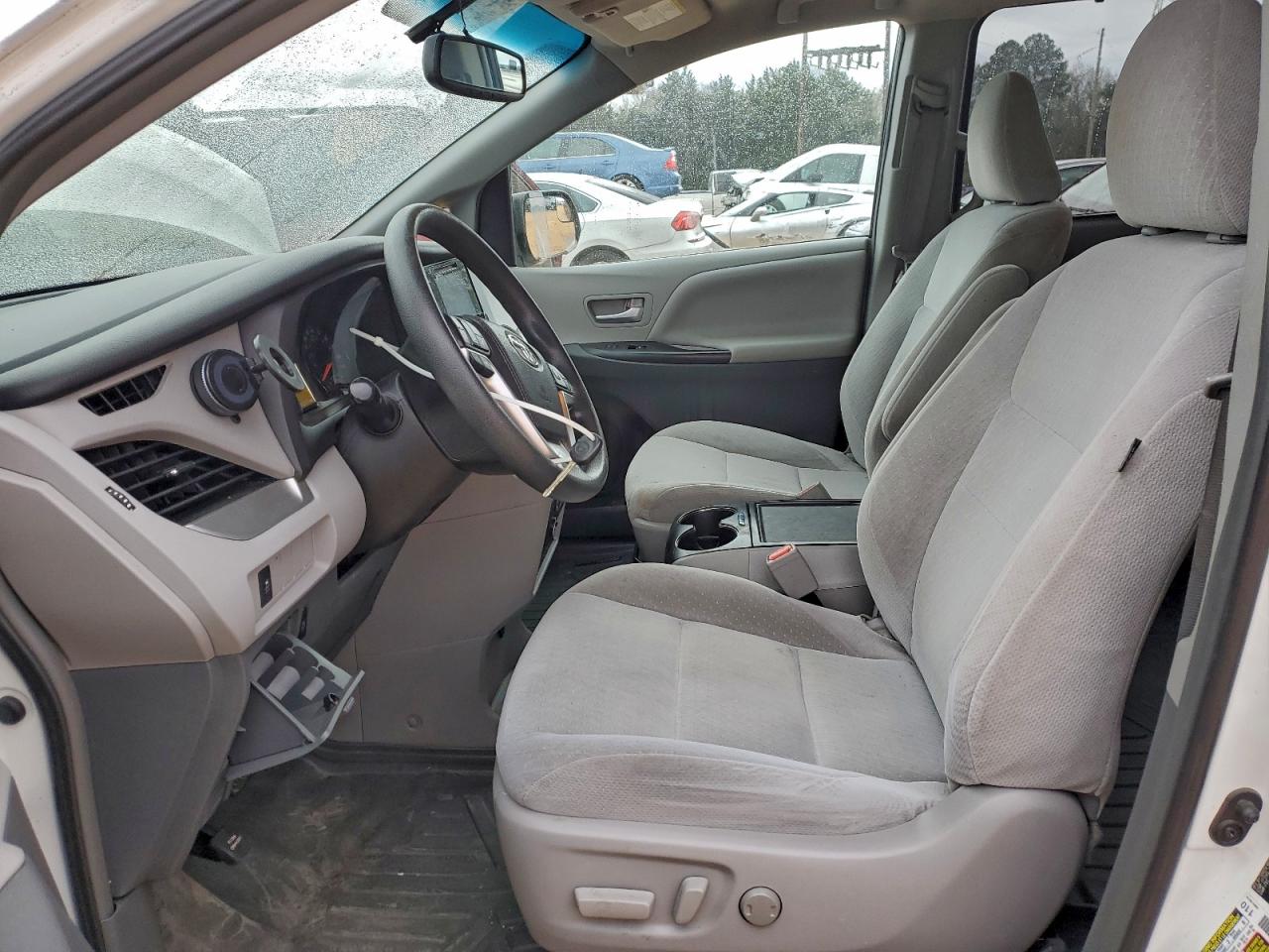 2016 TOYOTA SIENNA LE photo 25