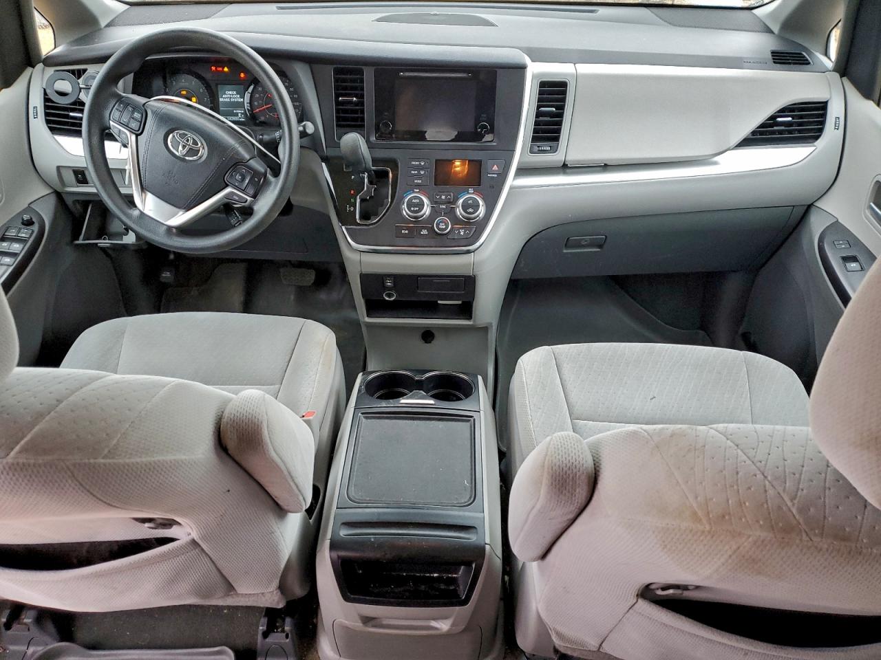 2016 TOYOTA SIENNA LE photo 29