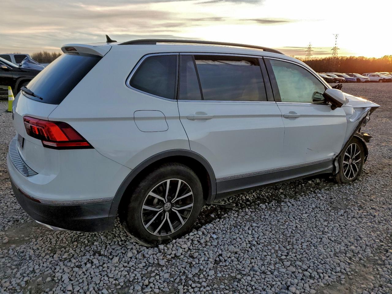 2021 VOLKSWAGEN TIGUAN SE photo 3