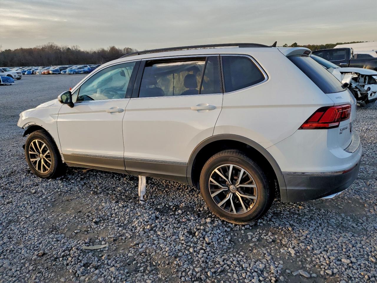 2021 VOLKSWAGEN TIGUAN SE photo 2