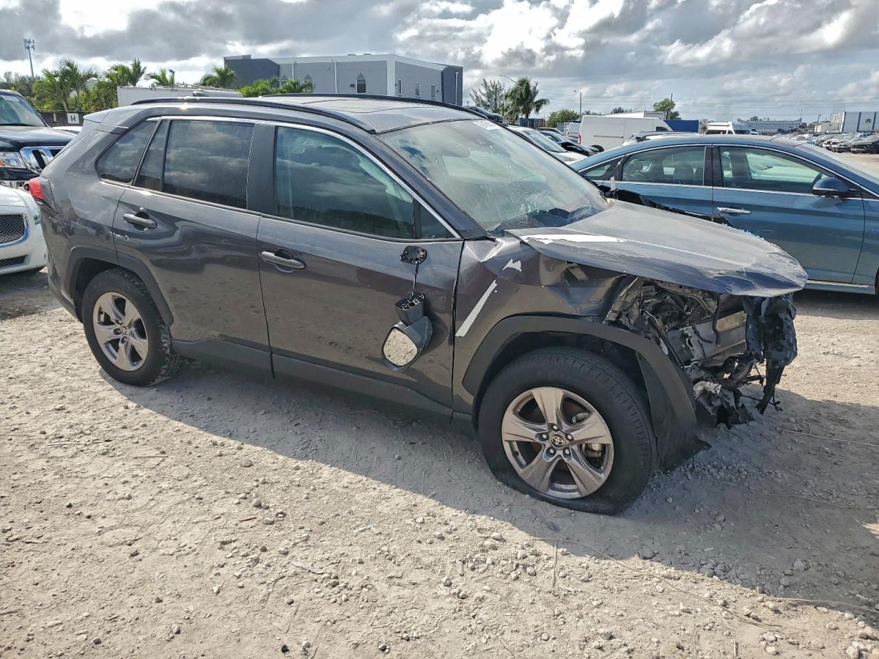 2022 TOYOTA RAV4 XLE photo 4