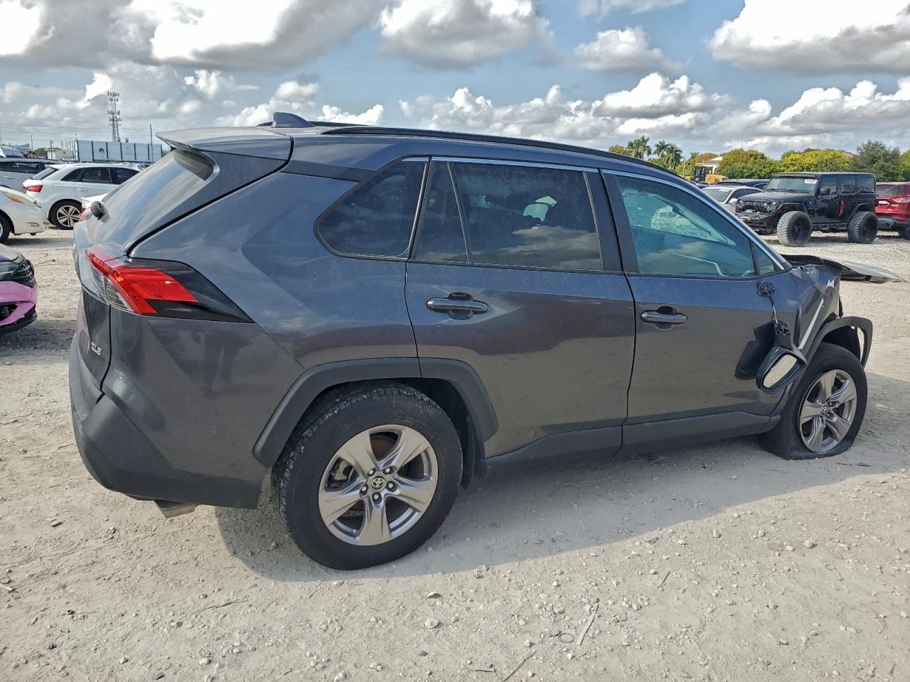2022 TOYOTA RAV4 XLE photo 3