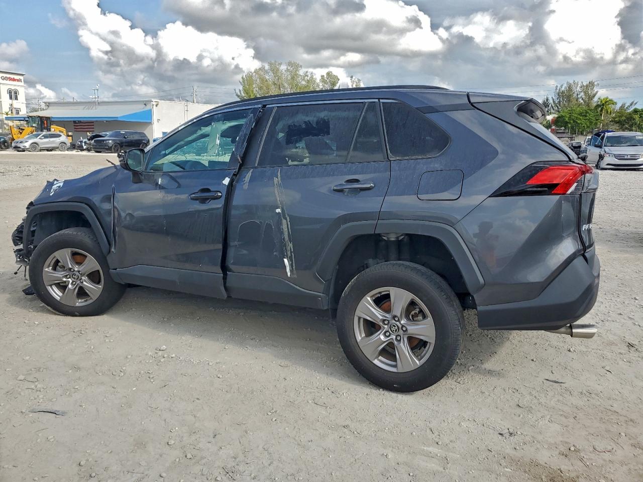 2022 TOYOTA RAV4 XLE photo 2