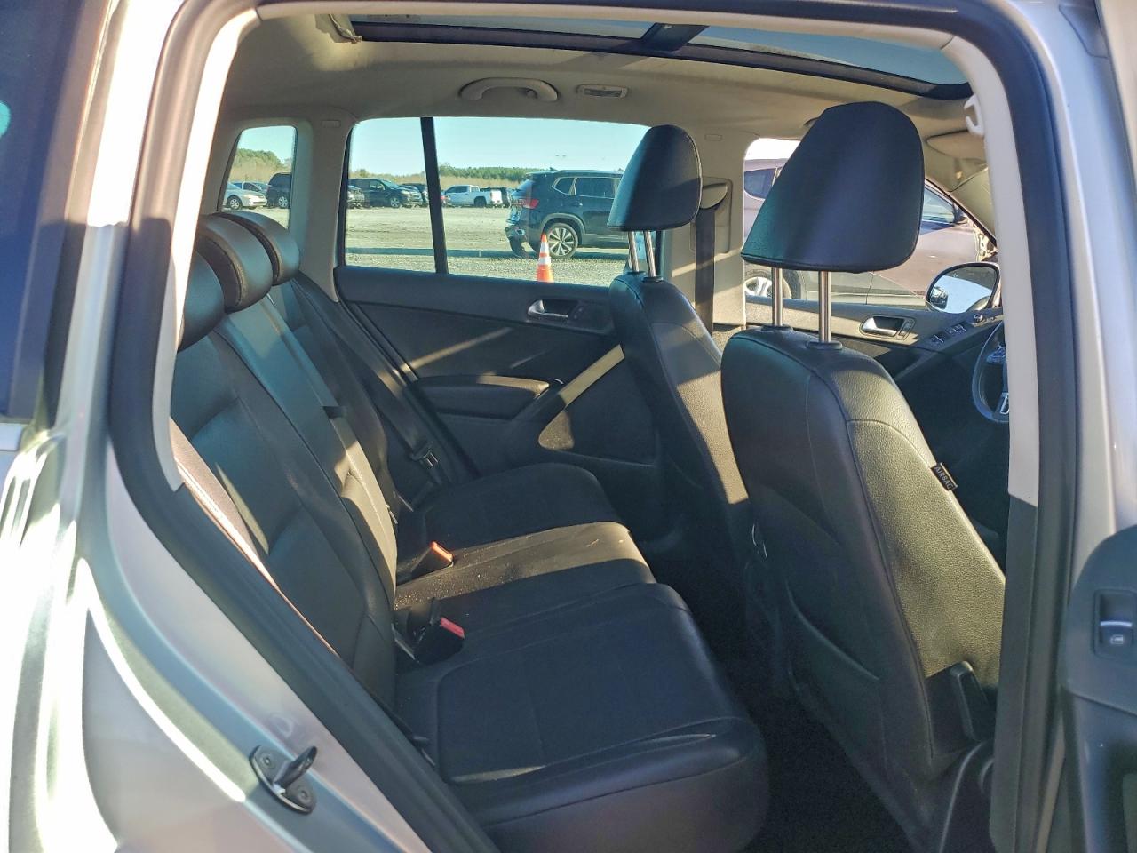 2011 VOLKSWAGEN TIGUAN S photo 10
